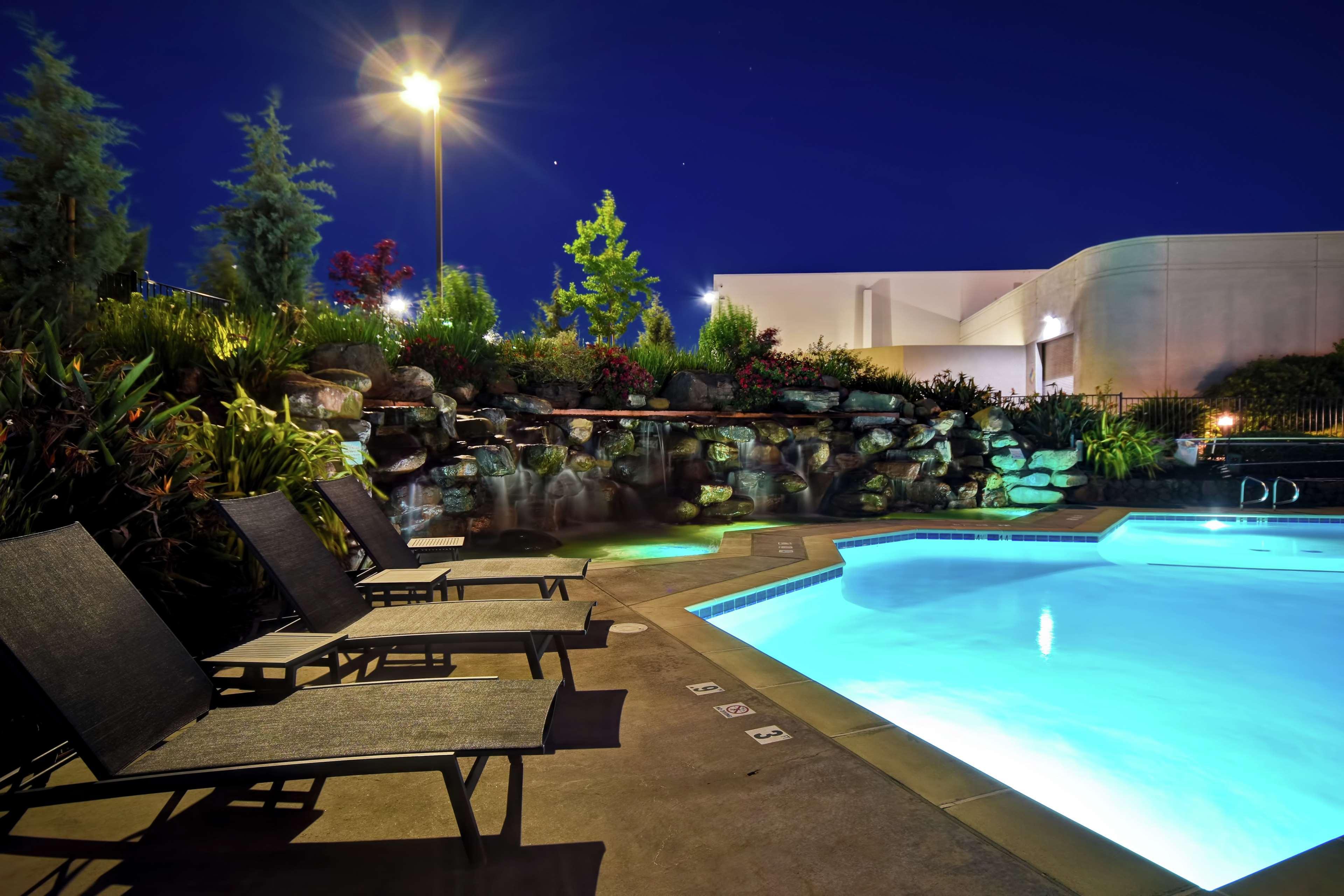 Doubletree By Hilton Pleasanton At The Club Hotell Exteriör bild